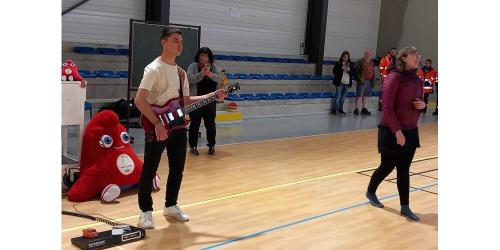 Gatien et son professeur de musique accompagnent les-350-eleves pour chanter la Marseillaise